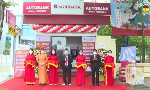 Khai trương điểm giao dịch ngân hàng tự động. 