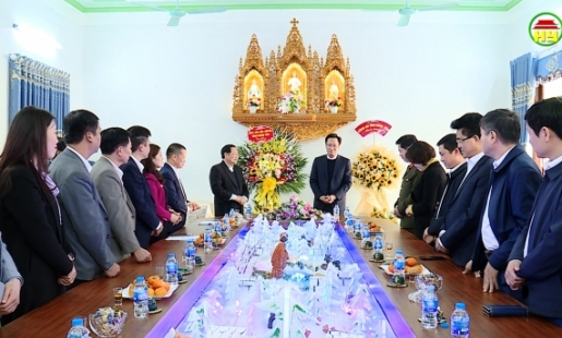 Bí thư Tỉnh ủy thăm, tặng quà giáo xứ Cao Xá