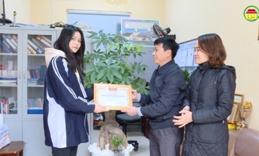 Học sinh trường THPT Trần Quang Khải nhặt được của rơi trả lại người đánh mất