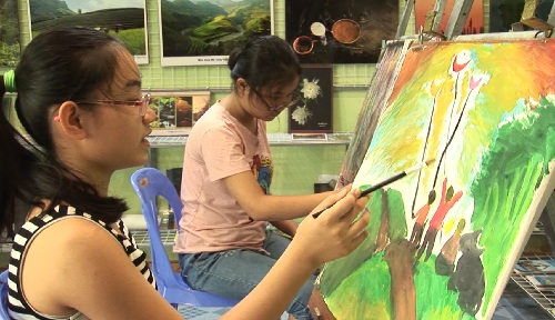 2 chị em mê vẽ tranh ở thành phố Hưng Yên