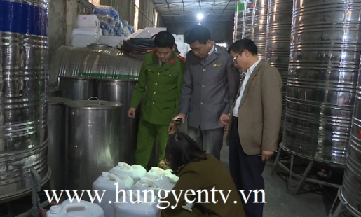 Xử phạt 1 cơ sở sản xuất rượu ở Kim Động ngay ngày đầu ra quân kiểm tra ATTP
