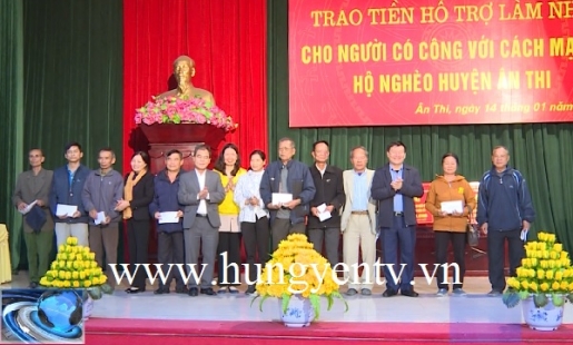 Trao tiền hỗ trợ xây nhà cho người có công và hộ nghèo huyện Ân Thi