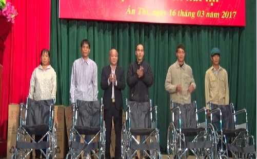 Trụ trì chùa Vĩnh Nghiêm tặng 35 xe lăn cho người khuyết tật ở Ân Thi