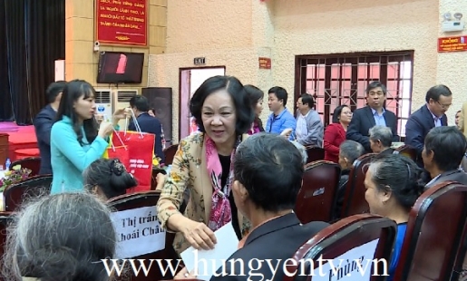 Trưởng ban Dân vận Trung ương Trương Thị Mai tặng quà tết cho 200 hộ nghèo huyện Khoái Châu