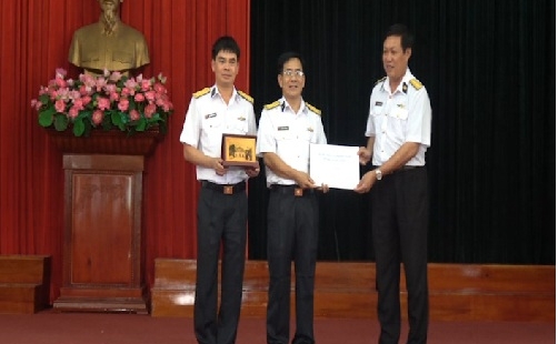 Đoàn công tác tỉnh Hưng Yên thăm, tặng quà Lữ đoàn tầu ngầm 189