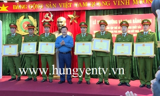 Trao thưởng các đơn vị điều tra, phá nhanh vụ án đốt nhà, giết người ở Khoái Châu