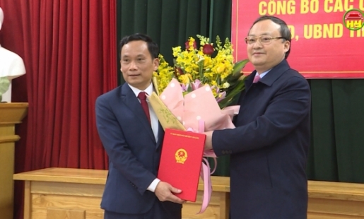Huyện Văn Lâm công bố Quyết định về công tác cán bộ.