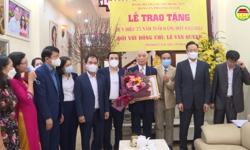 Bí thư Tỉnh ủy trao Huy hiệu 75 năm tuổi Đảng 