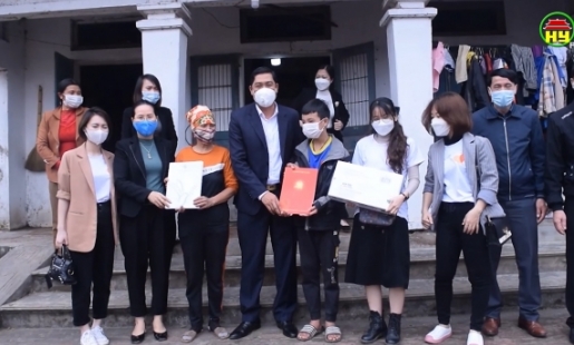 Quan tâm chăm lo cho các hộ khó khăn. 