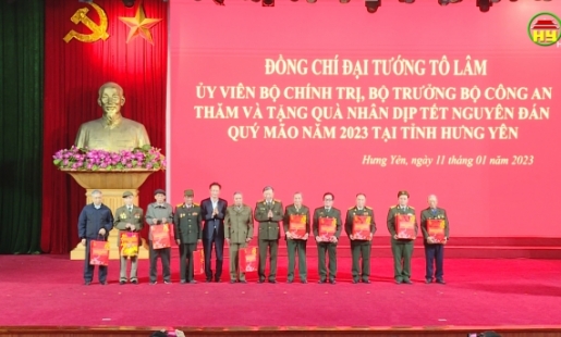 Bộ trưởng Công an tặng qua, chúc tết tại Hưng Yên