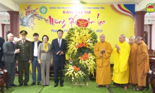 Đồng chí Bí thư Tỉnh ủy tặng quà các chức giáo Phật giáo.