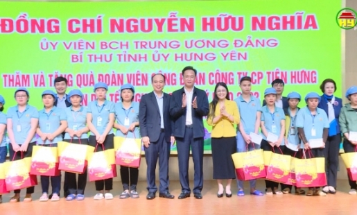 Đồng chí Bí thư Tỉnh ủy thăm, tặng quà người có công, công nhân lao động, hộ nghèo, trẻ em có hoàn cảnh khó khăn