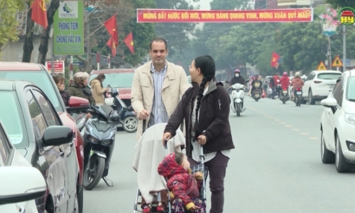 Người Tây ăn Tết Việt