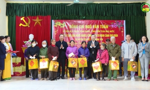 Tặng quà Tết cho gia đình khó khăn tại Yên Mỹ