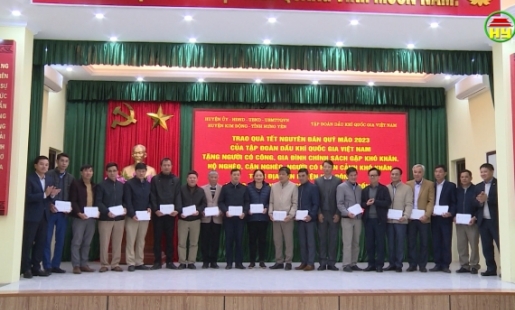 Tập đoàn Dầu khí Quốc gia Việt Nam tặng 1.700 suất quà tết tại huyện Kim Động