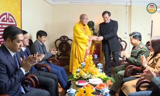 Bí thư Tỉnh uỷ Hưng Yên tặng quà Giáo hội Phật giáo tỉnh