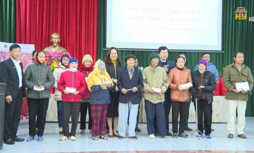 Phó Bí thư Thường trực Tỉnh uỷ Hưng Yên tặng quà hộ nghèo, gia đình chính sách huyện Kim Động