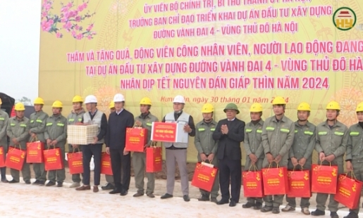 Tặng quà công nhân làm việc tại dự án đường Vành đai 4