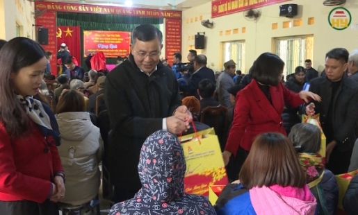  Tổng Kiểm toán Nhà nước trao quà Tết cho các hộ nghèo, hộ có hoàn cảnh khó khăn tại huyện Yên Mỹ