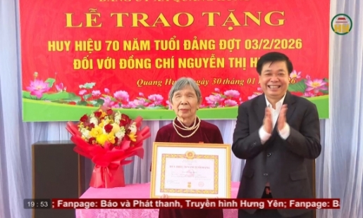 Trao Huy hiệu Đảng cho các đảng viên