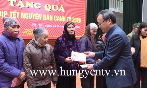 Bí thư Tỉnh ủy Đỗ Tiến Sỹ tặng quà tết tại Văn Lâm và Mỹ Hào