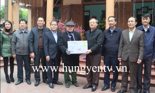 Bí thư Tỉnh ủy Đỗ Tiến Sỹ tặng quà Tết gia đình chính sách huyện Kim Động