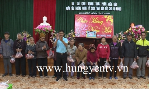 Cơ sở kinh doanh thực phẩm Hiền Hậu ở Văn Giang tặng thịt lợn cho người nghèo