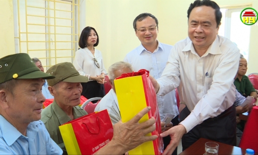 Chủ tịch Ủy ban Trung ương MTTQ Việt Nam thăm, tặng quà gia đình chính sách Hưng Yên