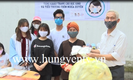 Nhóm học sinh tặng 1.750 khẩu trang miễn phí cho người dân Yên Mỹ 