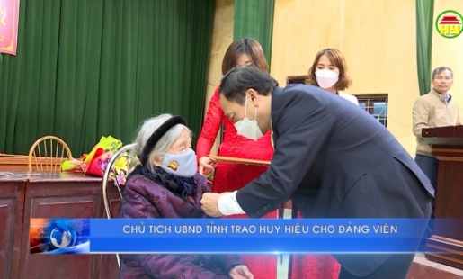 Đồng chí Phó Bí thư Tỉnh ủy , Chủ tịch UBND tỉnh trao huy hiệu cho đảng viên