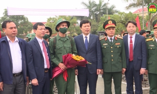 Đồng chí Trần Quốc Toản, PBT Tỉnh uỷ, Chủ tịch UBND tỉnh dự lễ giao nhận quân huyện Ân Thi