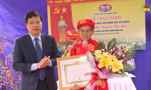 Trao Huy hiệu 75 năm tuổi Đảng đợt 3/2 