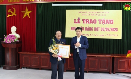 Hình thu nhỏ video: Trao Huy hiệu Đảng cho đảng viên dịp mồng 3/2 1:19 Trao Huy hiệu Đảng cho đảng viên dịp mồng 3/2