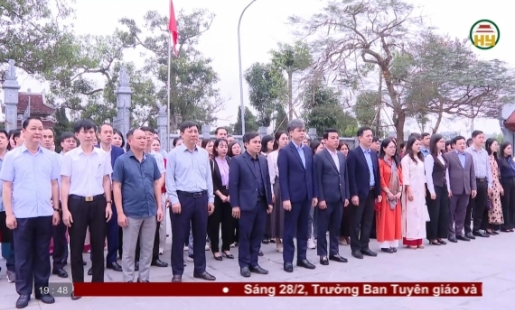 Dâng hương tại khu di tích Cây đa Sài Thị 