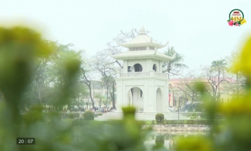 Hồ Bán Nguyệt – Điểm hẹn ngày xuân