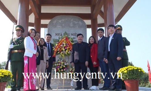 Lãnh đạo tỉnh Hưng Yên dâng hoa tại những cây đa lịch sử