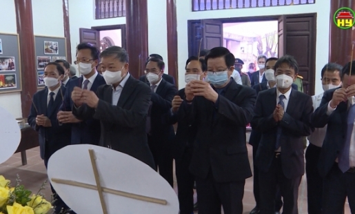 Dâng hương kỷ niệm 110 năm ngày sinh đồng chí Lê Văn Lương 