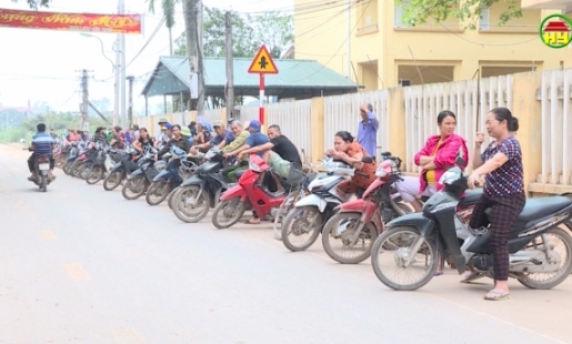 Nét đẹp văn hóa xếp hàng đón con trước cổng trường tại thành phố Hưng Yên