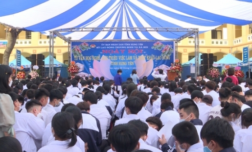 2.000 người tham dự ngày hội tư vấn học nghề, giới thiệu việc làm