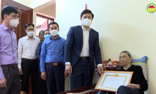  Phó Bí thư Thường trực Tỉnh ủy trao huy hiệu đảng