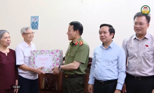 Thăm, tặng quà người có công