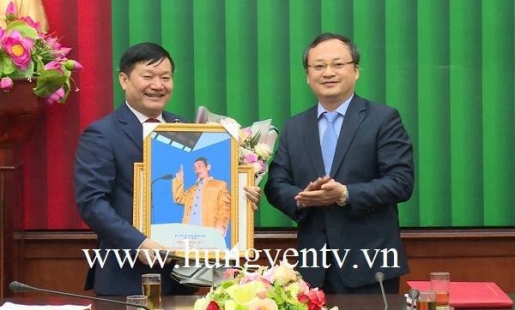 Chủ tịch UBND tỉnh Nguyễn Văn Phóng  nhận Huy hiệu 30 năm tuổi Đảng