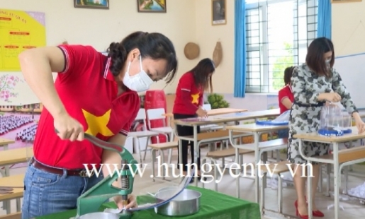 Trường THCS Đức Hợp tự làm hơn 1.000 mặt nạ chắn giọt bắn tặng các chốt kiểm dịch