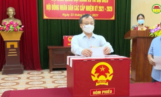 Bí thư Tỉnh ủy bỏ phiếu tại phường Hiến Nam