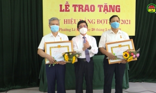 Đồng chí phó Bí thư Thường trực Tỉnh ủy dự lễ trao tặng huy hiệu Đảng
