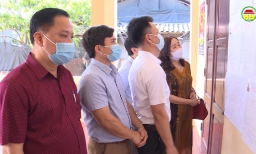 Kiểm tra công tác bầu cử tại huyện Khoái Châu.  