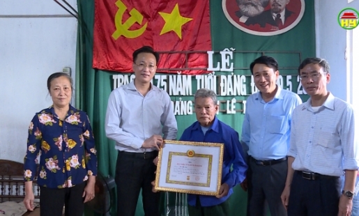 Bí thư Tỉnh ủy trao huy hiệu 75 năm tuổi Đảng cho đảng viên tại huyện Kim Động