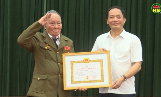 Chủ tịch UBND tỉnh trao tặng huy hiệu 75 tuổi Đảng cho đảng viên tại huyện Yên Mỹ