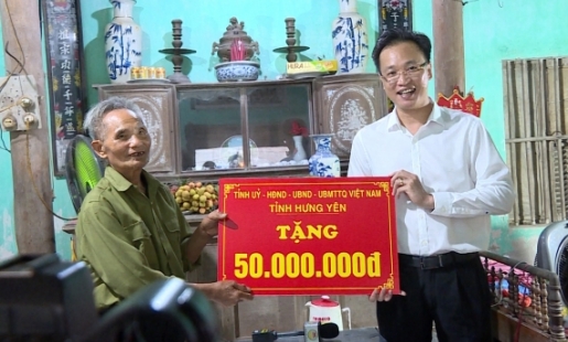 Đồngchí thư Tỉnh ủy Nguyễn Hữu Nghĩa trao tặng tiền hỗ trợ xây dựng nhà ở cho nạn nhân chất độc da cam