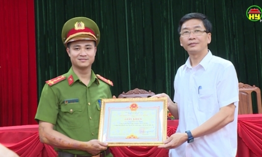 Khen thưởng đột xuất đại úy công an dũng cảm chữa cháy nhà dân
